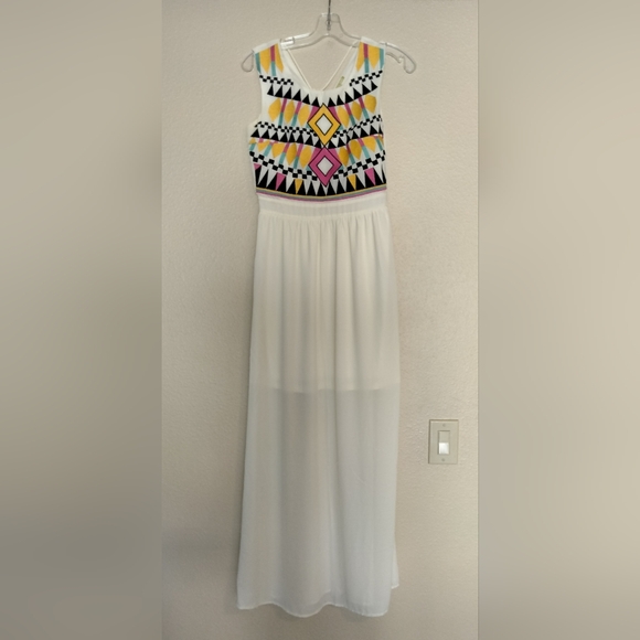 Gianni Bini Dresses & Skirts - Gianni Bini White Maxi Dress with Multicolor Geometric Pattern